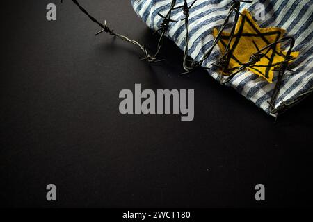 Prisonnier juif avec badge jaune sur fond sombre. Journée internationale de commémoration de l'Holocauste Banque D'Images