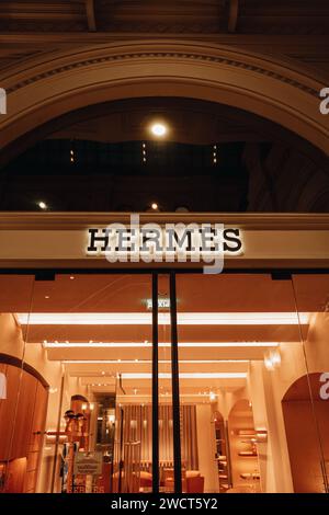 Célèbre magasin Hermès dans un intérieur chic avec des produits de luxe dans le centre commercial. Hermes est une maison de couture française de luxe Banque D'Images