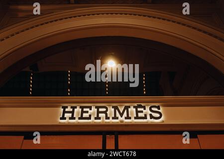 Célèbre magasin Hermès dans un intérieur chic avec des produits de luxe dans le centre commercial. Hermes est une maison de couture française de luxe Banque D'Images