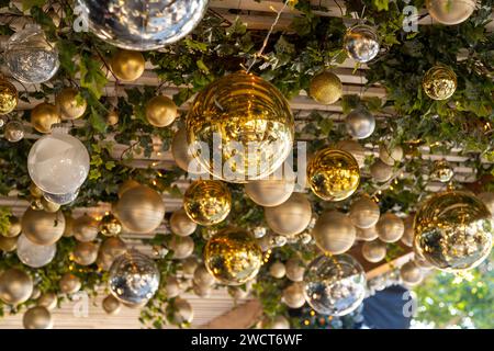 Boules de Noël suspendues aux arbres dans un café Banque D'Images