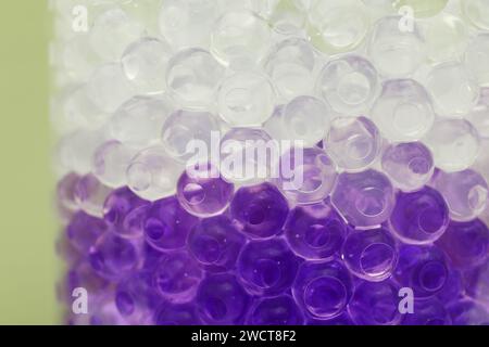 Différentes couleurs de remplissage dans vase en verre, gros plan. Perles d'eau Banque D'Images