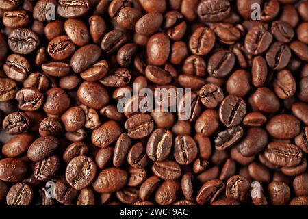 Vue de dessus des grains de café brun aromatique reposant sur la surface Banque D'Images