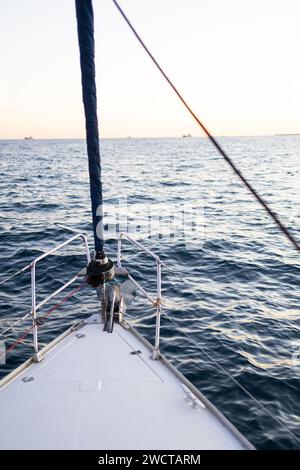 Yacht moderne flottant sur l'eau de mer ondulante contre ciel sans nuages dans la nature de la mer Banque D'Images