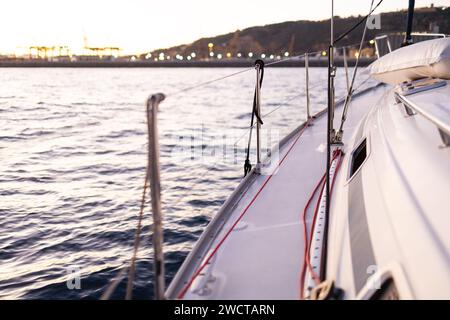 Yacht moderne flottant sur l'eau de mer ondulante contre ciel sans nuages dans la nature de la mer Banque D'Images