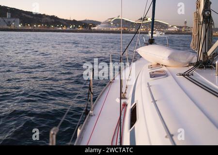 Yacht moderne flottant sur l'eau de mer ondulante contre ciel sans nuages dans la nature de la mer Banque D'Images