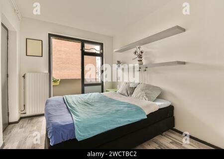 Chambre confortable et moderne aux lignes épurées, lit confortable, lumière naturelle et décor minimaliste. Banque D'Images