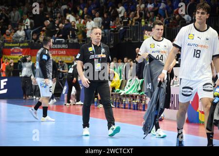 Berlin, Deutschland. 16 janvier 2024. 16.01.2024, Mercedes-Benz-Arena, Berlin, DEU, EHF-2024, Frankreich vs Deutschland, im Bild Cheftrainer (entraîneur principal) Alfred Gislason (GER), Christoph Steinert (GER #44), Julian Koester (GER #18) photo : Juergen Engler/nordphoto GmbH/dpa/Alamy Live News Banque D'Images