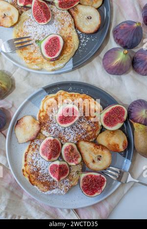 Crêpes avec sirop et figues sur le dessus Banque D'Images