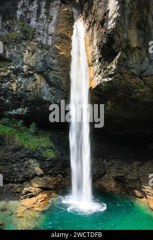 Wasserfall am Klausenpass, Glarus, Suisse Banque D'Images