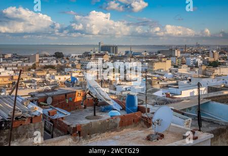 Une vue sur les toits avec antennes paraboliques et la mer Méditerranée dans la médina de Sousse, Tunisie. La médina est classée au patrimoine mondial de l'UNESCO. Banque D'Images