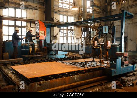 2015-05-25 - Mariupol, Ukraine. Chantier naval Azov. Les travailleurs industriels utilisent la machine de découpe plasma CNC dans l'usine de métallurgie. Usine de fabrication Banque D'Images