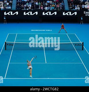 Melbourne, Australie. 17 janvier 2024. Aryna Sabalenka (droite), de Biélorussie, et Brenda Fruhvirtova, de la République tchèque, concourent lors de leur match de deuxième tour en simple féminin au tournoi de tennis Open d'Australie à Melbourne, en Australie, le 17 janvier 2024. Crédit : Ma Ping/Xinhua/Alamy Live News Banque D'Images