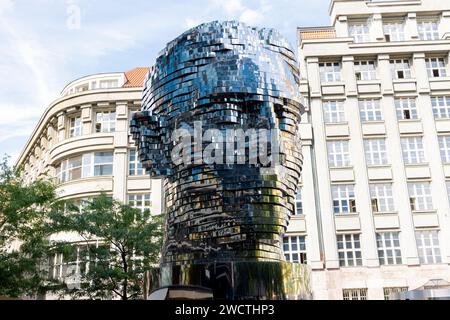 Photographie prise à Prague, République tchèque, montrant une vue de la tête Franz Kafka, une création artistique Banque D'Images