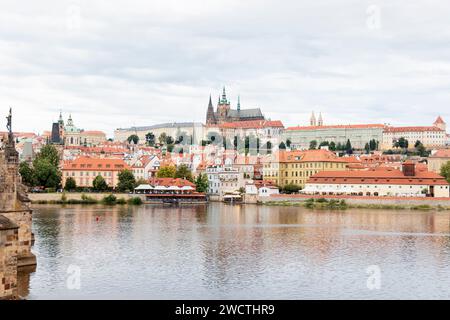 Vue depuis un balcon unique donnant sur le château de Prague et la rivière en République tchèque Banque D'Images