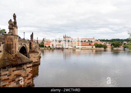 Vue depuis un balcon unique donnant sur le château de Prague et la rivière en République tchèque Banque D'Images