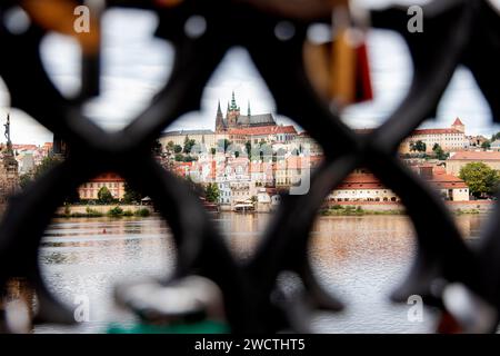 Vue depuis un balcon unique donnant sur le château de Prague et la rivière en République tchèque Banque D'Images