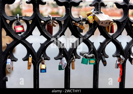 Vue depuis un balcon unique donnant sur le château de Prague et la rivière en République tchèque Banque D'Images