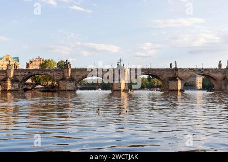 Photographie prise à Prague, République tchèque, offrant une vue depuis la rivière Vltava, mettant en valeur le pont et les monuments Banque D'Images