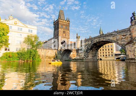 Photographie prise à Prague, République tchèque, offrant une vue depuis la rivière Vltava, mettant en valeur le pont et les monuments Banque D'Images