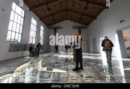 Rome, Italie. 16 janvier 2024. Les visiteurs font une visite au Musée de Forma Urbis à Rome, Italie, le 16 janvier 2024. Le Musée de la Forma Urbis, enfermé dans un nouveau parc archéologique, a récemment ouvert au public. Le musée abrite les fragments restants de la Forma Urbis Romae, la carte géante en marbre de la Rome antique gravée entre 203 et 211. Des artefacts épigraphiques et architecturaux sont présentés dans le parc archéologique, offrant un accès gratuit pour les citoyens et les touristes. Crédit : Li Jing/Xinhua/Alamy Live News Banque D'Images