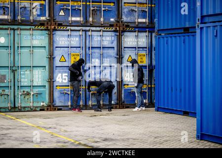 ROTTERDAM - extracteurs lors d'une démonstration sur les méthodes de travail des douanes après la présentation des chiffres annuels par le ministère public sur l'équipe HARC Rotterdam. L'équipe Hit and Run Cargo (HARC) est impliquée dans l'enquête et la poursuite des enquêtes de subversion majeures dans et autour du port de Rotterdam. ANP ROBIN UTRECHT netherlands Out - belgique Out Banque D'Images