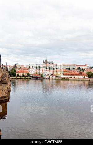 Vue depuis un balcon unique donnant sur le château de Prague et la rivière en République tchèque Banque D'Images