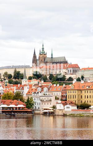 Vue depuis un balcon unique donnant sur le château de Prague et la rivière en République tchèque Banque D'Images