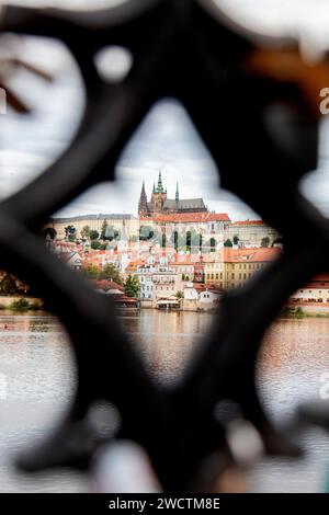 Vue depuis un balcon unique donnant sur le château de Prague et la rivière en République tchèque Banque D'Images