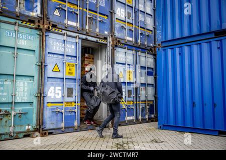 ROTTERDAM - extracteurs lors d'une démonstration sur les méthodes de travail des douanes après la présentation des chiffres annuels par le ministère public sur l'équipe HARC Rotterdam. L'équipe Hit and Run Cargo (HARC) est impliquée dans l'enquête et la poursuite des enquêtes de subversion majeures dans et autour du port de Rotterdam. ANP ROBIN UTRECHT netherlands Out - belgique Out Banque D'Images