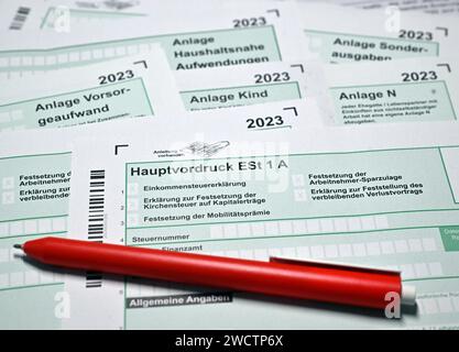 Erfurt, Allemagne. 16 janvier 2024. Les formulaires pour la déclaration de revenus avec pièces jointes sont posés sur un bureau. Crédit : Martin Schutt/dpa/Alamy Live News Banque D'Images