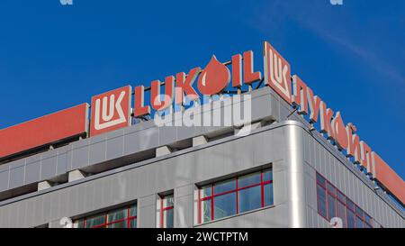 Sofia, Bulgarie - 16 octobre 2023 : panneau Lukoil au sommet de l'immeuble de bureaux Todor Alexandrov Boulevard. Banque D'Images