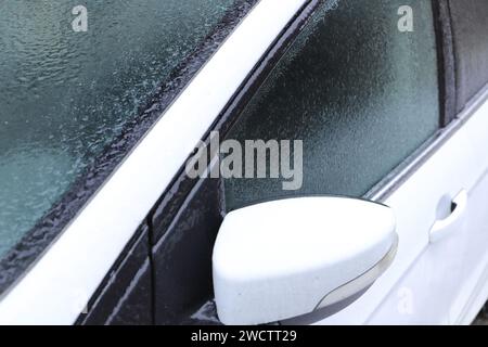 pluie verglaçante sur une vitre de voiture Banque D'Images