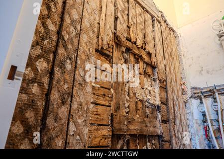 Vieux mur en bois endommagé par des termites. Vue rapprochée. Mur pourri. Vraie photo. Vue latérale. Banque D'Images