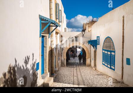 La rue el Aghalba, petite rue pavée et passage couvert, dans l'ancienne médina, Sousse, Tunisie. La médina est classée au patrimoine mondial de l'UNESCO. Banque D'Images