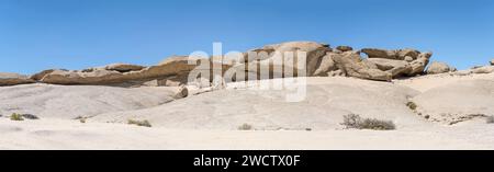 Paysage avec des blocs de granit usés à la montagne Vogelfederberg dans le désert de Naukluft, photographié dans la lumière brillante de la fin du printemps près de Walvis Bay, Namibie, Afrique Banque D'Images