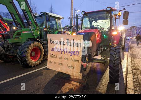 Leipzig - Fridays for future und Bauern demonstrieren gemeinsam auf dem Stadtring 12.01.2024 gegen 16,45 Uhr Leipzig, Tröndlinring Höhe Richard-Wagner-Platz am Freitagnachmittag haben Mitglieder von Fridays for future Leipzig gemeinsam mit mehreren landwirtschaftlichen Betrieben und Verbänden zu einer Stadauf dem Leipziger aufgerufen. Diese ging gegen 15 Uhr auf dem Augustusplatz los und zog anschließend UM die ganze Innenstadt. Die Veranstalter wollen damit eigenen Angaben zufolge ein Zeichen für eine gerechte und nachhaltige Agrarpolitik setzen sowie zugleich klare Kante Banque D'Images