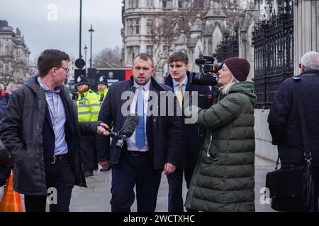 Londres, Royaume-Uni. 17 janvier 2024. . Jonathan Gullis, député conservateur de .Stoke-on-Trent Nord, est interviewé par les médias à son arrivée au Parlement Credit : amer ghazzal/Alamy Live News Banque D'Images