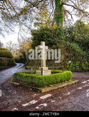 Mémorial de la croix de granit de la première Guerre mondiale (1921) à Eggesford Fourways, Eggesford, Devon, Angleterre, Royaume-Uni. Banque D'Images