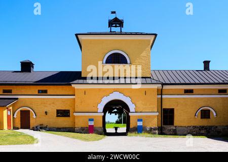 Wiurila Manor Homestead conçu par C. L. Engel, construit de 1835 à 1845, détail avec porte voûtée sur une journée ensoleillée de l'été. Halikko, Salo, Finlande. Juin 25 Banque D'Images