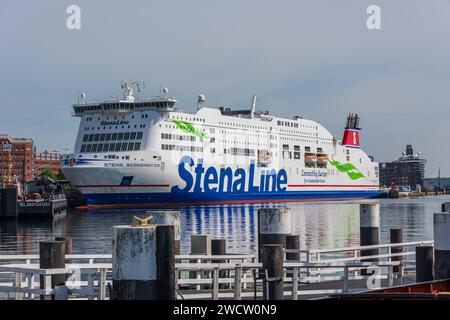 Die Schwedenfähre Stena Scandinavica am Stenaterminal in der Hörn der Kieler Förde *** le ferry suédois Stena Scandinavica au Stenaterminal dans le Hörn du fjord de Kiel Banque D'Images