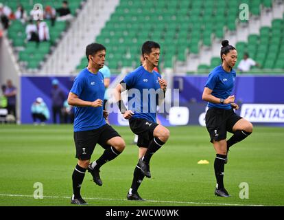 Doha, Qatar. 17 janvier 2024. L’arbitre Ko Hyungjin (C) de Corée du Sud avec les arbitres adjoints s’échauffent avant le match du Groupe A entre la Chine et le Liban à la coupe d’Asie de l’AFC Qatar 2023 à Doha, Qatar, le 17 janvier 2024. Crédit : Sun Fanyue/Xinhua/Alamy Live News Banque D'Images