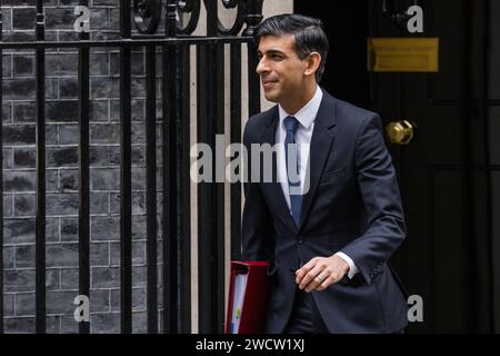 Downing Street, Londres, Royaume-Uni. 17 janvier 2024. Le Premier ministre britannique, Rishi Sunak, quitte la rue Downing numéro 10 pour assister à la session des questions du Premier ministre (PMQ) à la Chambre des communes. Photo par Amanda Rose/Alamy Live News Banque D'Images