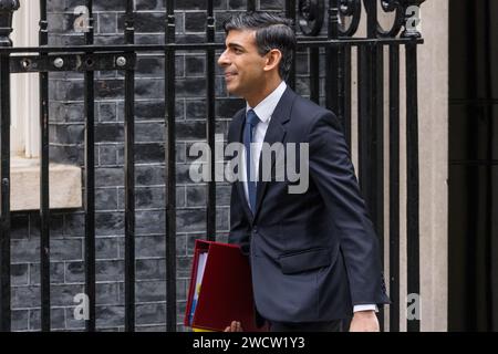 Downing Street, Londres, Royaume-Uni. 17 janvier 2024. Le Premier ministre britannique, Rishi Sunak, quitte la rue Downing numéro 10 pour assister à la session des questions du Premier ministre (PMQ) à la Chambre des communes. Photo par Amanda Rose/Alamy Live News Banque D'Images