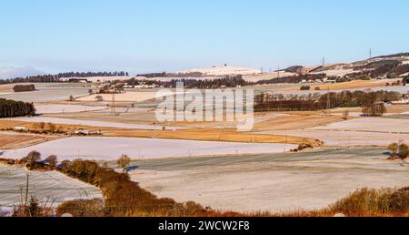 Dundee, Tayside, Écosse, Royaume-Uni. 17 janvier 2024. Météo Royaume-Uni : les chutes de neige nocturnes dans la région rurale de Dundee créent un paysage hivernal spectaculaire sous le soleil de janvier sur les collines Sidlaw et Strathmore Valley. Crédit : Dundee Photographics/Alamy Live News Banque D'Images