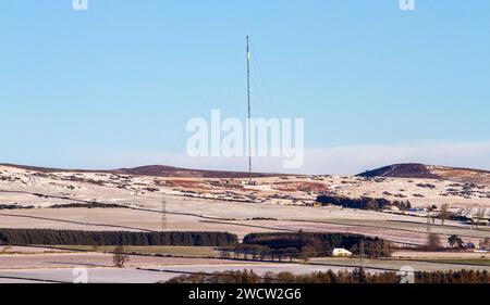 Dundee, Tayside, Écosse, Royaume-Uni. 17 janvier 2024. Météo Royaume-Uni : les chutes de neige nocturnes dans la région rurale de Dundee créent un paysage hivernal spectaculaire sous le soleil de janvier sur les collines Sidlaw et Strathmore Valley. Crédit : Dundee Photographics/Alamy Live News Banque D'Images