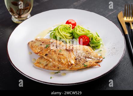 Filet de poisson grillé avec pâtes aux courgettes. Concept de nourriture saine. Banque D'Images