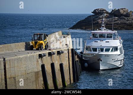 Hommes Brial Landing stage, Ile-de-sein, Finistère, Bretagne, France, Europe Banque D'Images