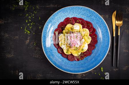 Salade épicée de hareng, betteraves, pommes de terre, cornichons et oignons rouges. Manger sainement. Vue de dessus Banque D'Images