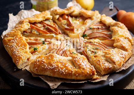 Galette à la poire et au fromage bleu trempé dans du miel. Manger sainement. Banque D'Images