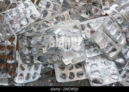 Un détail de feuilles d'argent qui contenaient autrefois des comprimés, des traitements et des médicaments tels que le paracétamol et l'amlodipine, le 17 janvier 2024, à Londres, en Angleterre. Banque D'Images